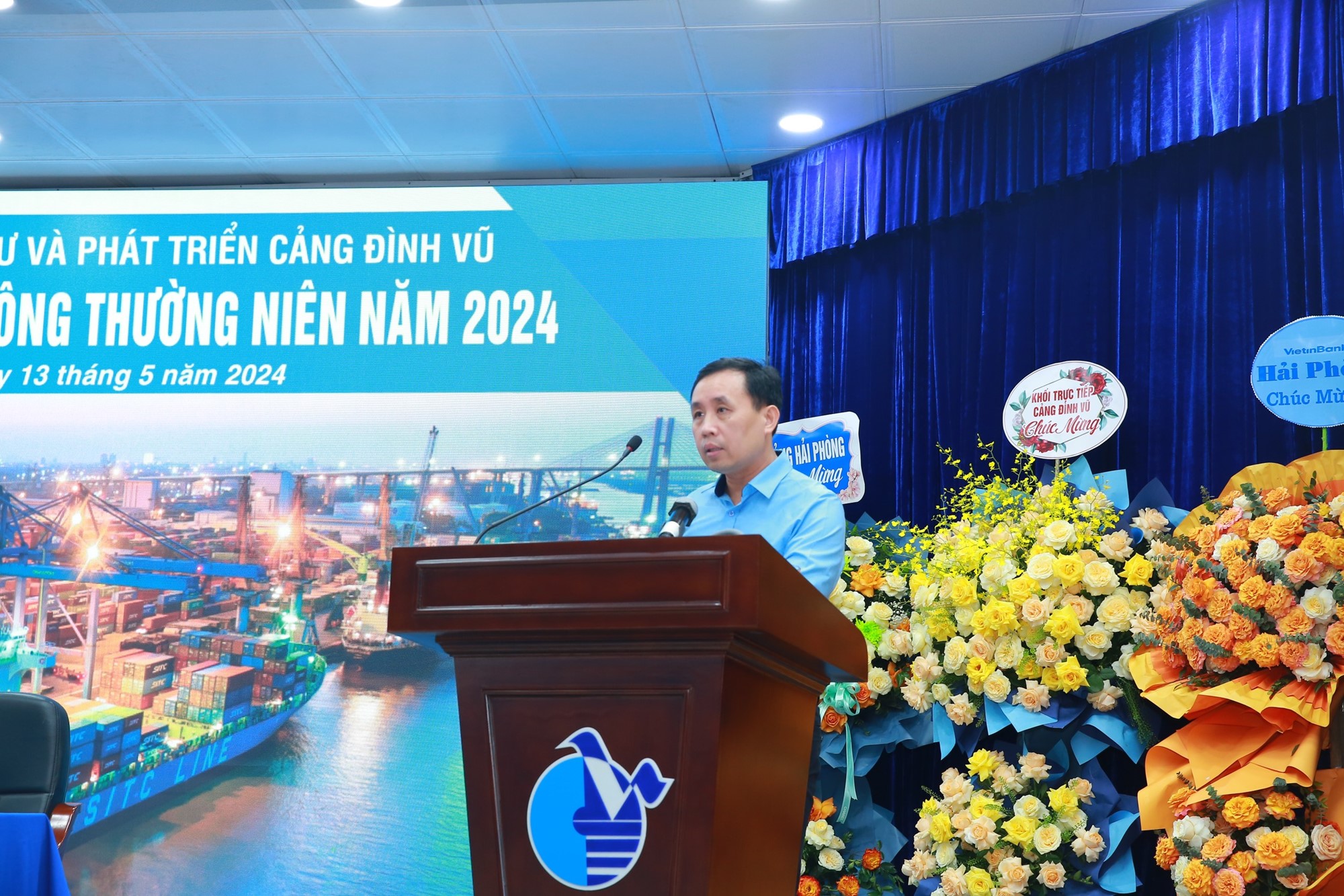 Ông Nguyễn Văn Đại thay mặt Tổ Thư ký trình bày dự thảo Biên bản ĐH và Nghị quyết ĐH