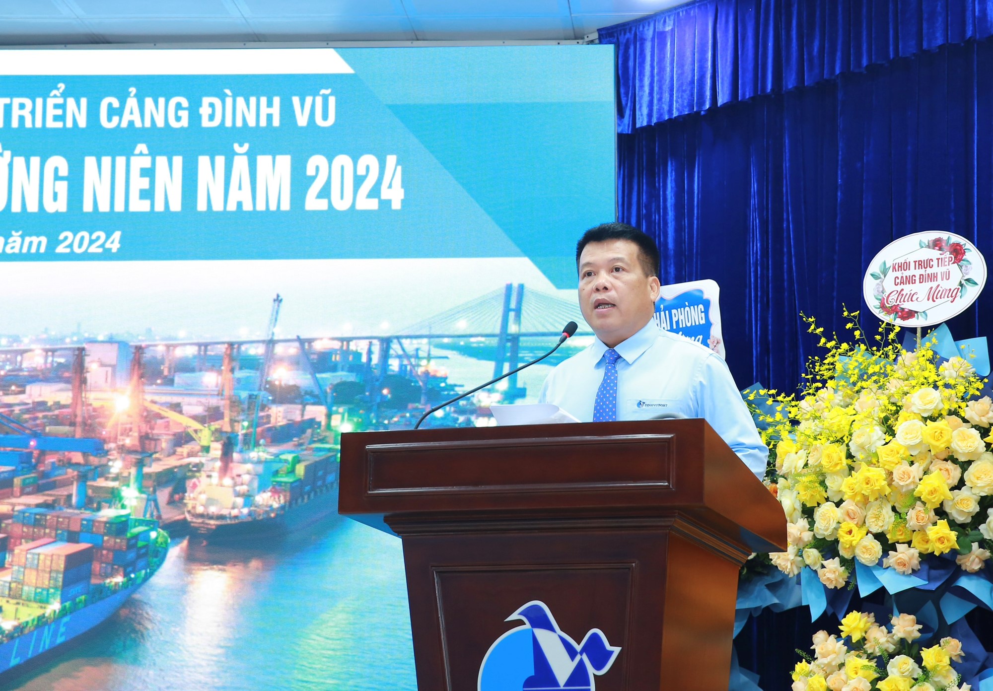 Ông Cao Văn Tĩnh - Tổng Giám đốc Cảng Đình Vũ trình bày các nội dung tại Đại hội