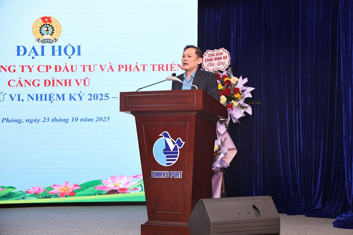 Đồng chí Tô Đình Sơn - Chủ tịch CĐ Cảng Hải Phòng phát biểu chỉ đạo tại Đại hội Đồng chí Tô Đình Sơn - Chủ tịch CĐ Cảng Hải Phòng phát biểu chỉ đạo tại Đại hội